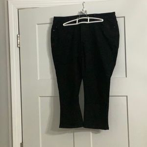 Judy Blue Black Capris - EGUC